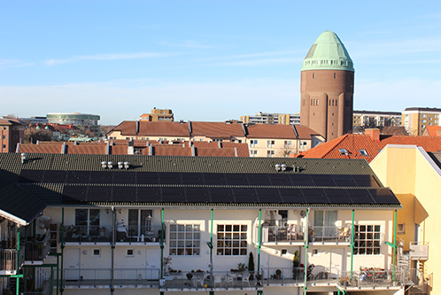 Solcellerna på flerbostadshuset i Sofielund smälter in väl med taket och dess utformning.