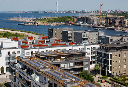 På flerbostadshuset på Ön i Limhamn har man valt solceller som matchar de platta, gröna taken.